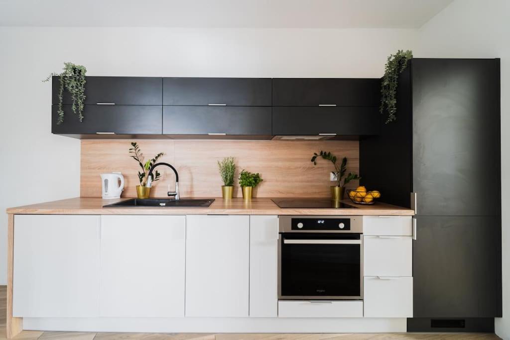 City Center - 3 Rooms - New Building - Private Parking Place - Garage Wrocław Eksteriør bilde